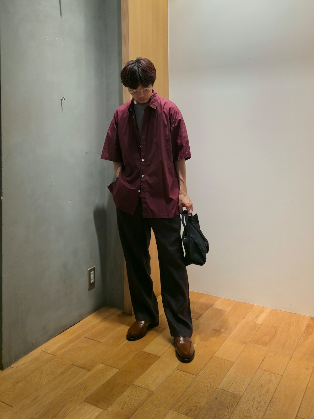 レッド系のシャツ/ブラウス、グレー系のTシャツ/カットソー、ブラック系のその他パンツを着用したメンズの夏コーディネートの1枚目の写真