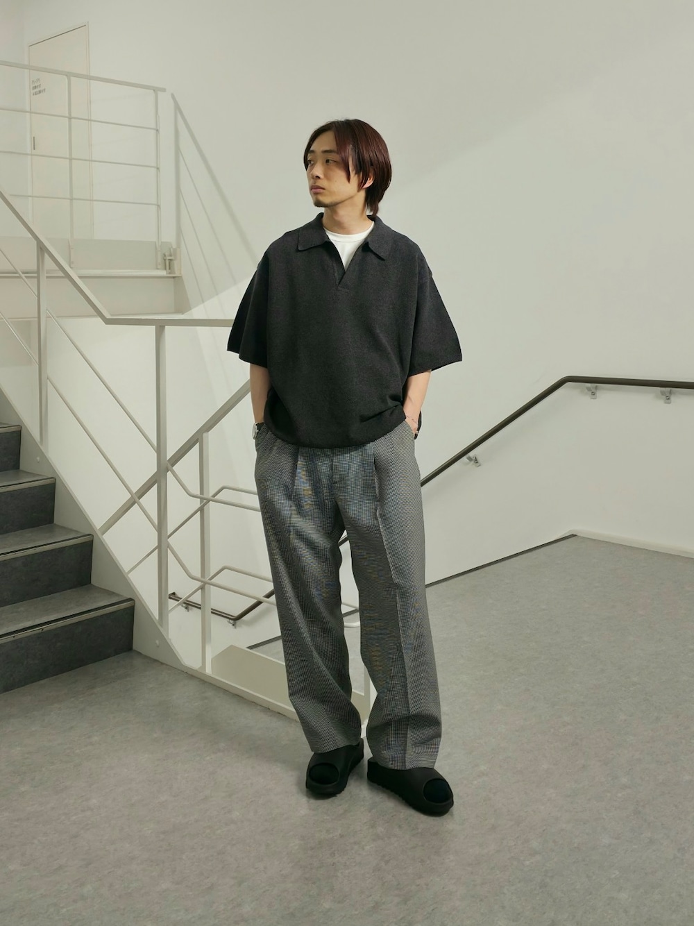 「レイヤードスタイル、韓国ファッション、最近のいい感じコーデ、モノトーン、大人カジュアル、スポーツミックス、春夏コーデ、淡色コーデ、シンプルコーデ、きれいめカジュアル、休日スタイル、ワイドパンツ、Tシャツ、サンダル、お出かけコーデ」｜「crepusculeの『別注』crepuscule×URBAN RESEARCH　Linen Skipper Polo（ニット/セーター、ブラック系）」を使った、UR_SkmK.さん（メンズ・167cm）の春コーディネートの1枚目の写真