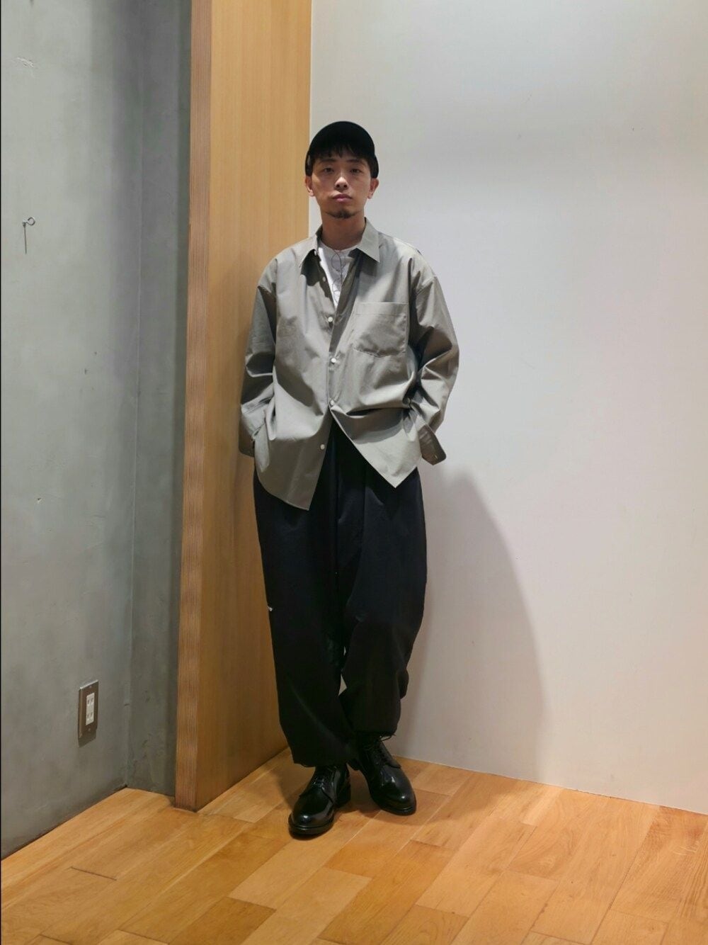 グリーン系のシャツ/ブラウス、ホワイト系のTシャツ/カットソー、ブルー系のその他パンツを着用したメンズの秋コーディネートの1枚目の写真