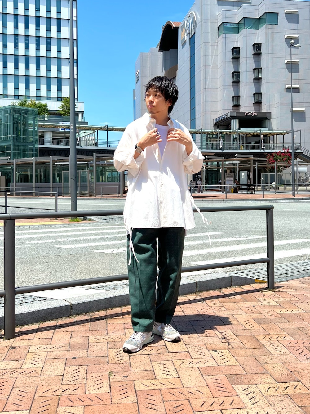ホワイト系のシャツ/ブラウス、ホワイト系のTシャツ/カットソー、グリーン系のその他パンツを着用したメンズの夏コーディネートの1枚目の写真