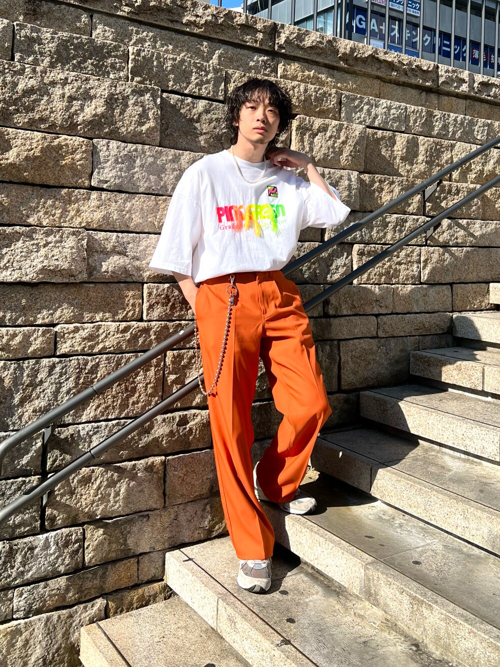 「春夏コーデ、夏コーデ、夏だ！Tシャツ着よう！、休日スタイル、ゆるコーデ、ストリート、ビッグシルエット、白Tシャツ、ロゴT、プリントT、タックイン、カラーパンツ、カラー×コーデ、スニーカーコーデ、ビタミンカラー」｜UR_SkmK.さん（メンズ・167cm）の春コーディネートの1枚目の写真
