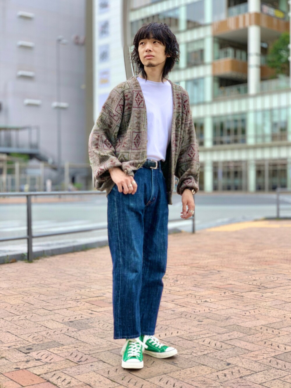「ラブアンドピース2021、秋コーデ、秋服準備はじめました、古着、古着MIX、ビッグシルエット、きれいめカジュアル、カジュアル、カーディガン、デニム、デニムパンツ、コンバース、ハイカットスニーカー、アースカラー、グリーン」｜「usedのアイテム（カーディガン/ボレロ、その他）」を使った、UR_SkmK.さん（メンズ・167cm）の秋コーディネートの1枚目の写真