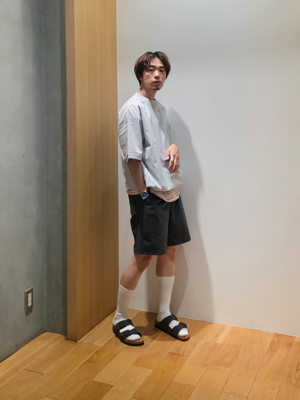 グレー系のTシャツ/カットソー、ベージュ系のTシャツ/カットソー、ブラック系のその他パンツを着用したメンズの夏コーディネートの1枚目の写真