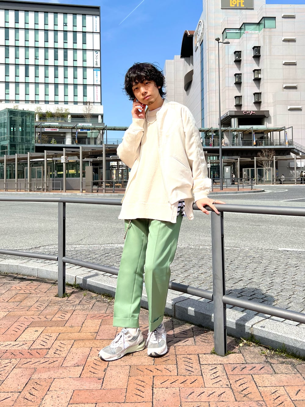 「春コーデ、春アウター、パステル映える春、ホワイトコーデ、ストリート、ゆるコーデ、レイヤードスタイル、ベスト、ニットベスト、ボーダー、ボーダートップス、カラーパンツ、スラックス、スニーカーコーデ、淡色コーデ」｜「CHRISTIAN DADAのLAMENTS Embroidery Signature Souvenir Jacket（ブルゾン、ホワイト系）」を使った、UR_SkmK.さん（メンズ・167cm）の春コーディネートの1枚目の写真