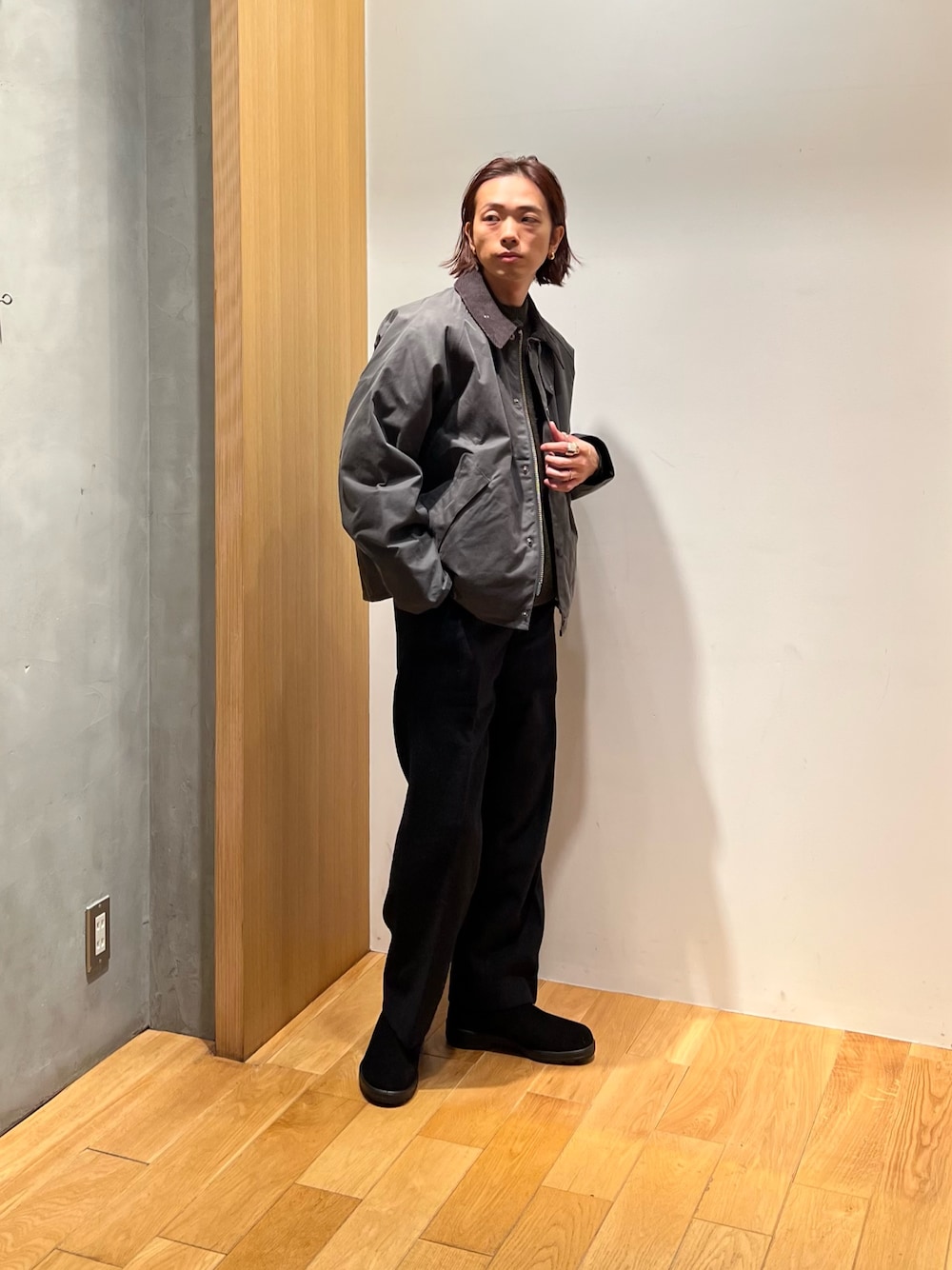 「クリスマスに着たい服、モノトーン、ブーツ、ニット、テーマパークコーデ、レザー、チェック、マイベストコーデ2024、冬コーデ、休日スタイル、きれいめカジュアル、レイヤードスタイル、ワイドパンツ、お出かけコーデ、シンプルコーデ」｜「BarbourのBarbour　os transport wax jacket（その他アウター、グレー系）」を使った、UR_SkmK.さん（メンズ・167cm）の冬コーディネートの1枚目の写真