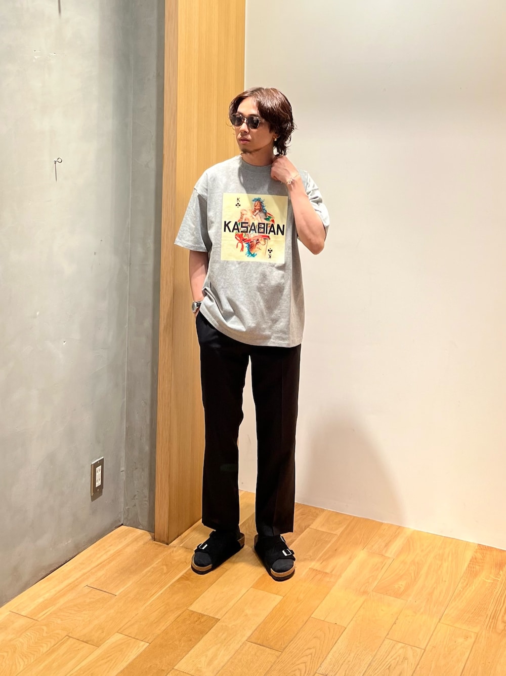 ブラック系のその他パンツ、ブラック系のサンダル、グレー系のTシャツ/カットソーを着用したメンズの夏コーディネートの1枚目の写真