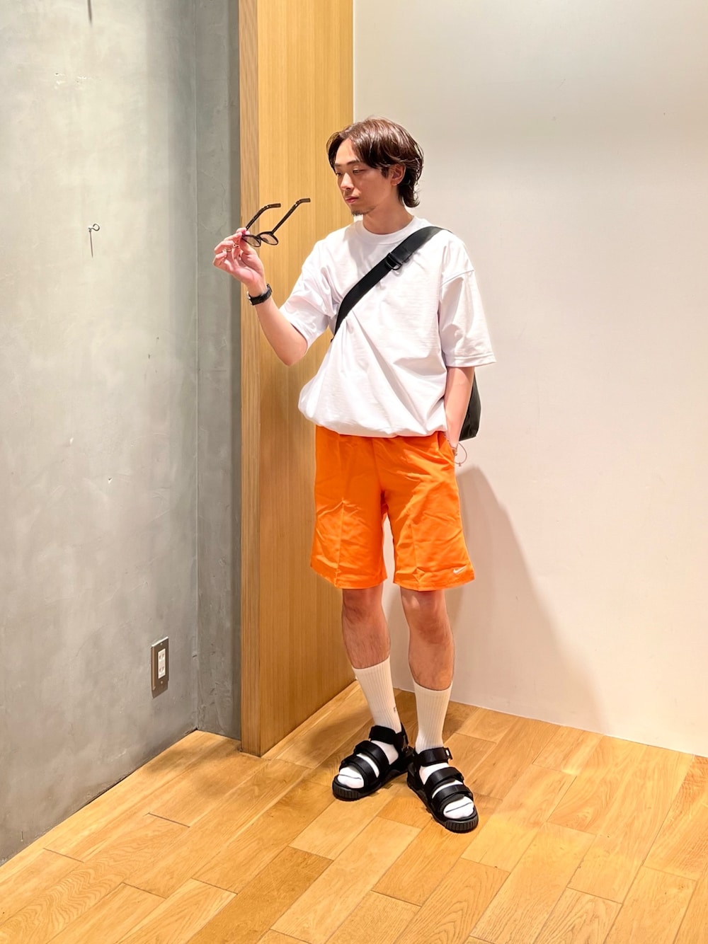 「シンプルコーデ、パステルカラー、休日スタイル、スポーツミックス、メガネ男子、雨の日コーデ、デートコーデ、プチプラ、ショルダーバッグ、白Tシャツ、スイムウェア、DAIWAPIER39、ゆるコーデ、オーバーサイズ、夏コーデ」｜「SHAKAの『別注』SHAKA×URBAN RESEARCH　NEO BUNGY（サンダル、ブラック系）」を使った、UR_SkmK.さん（メンズ・167cm）の春コーディネートの1枚目の写真