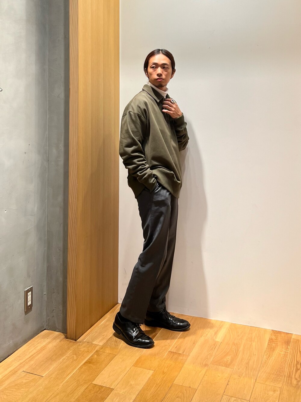 「レイヤードスタイル、カーキ、秋っぽコーデ更新中、ロンT、休日スタイル、秋コーデ、モノトーン、スラックス、デートコーデ、スウェット、ハーフジップ、革靴、タートルネック、きれいめカジュアル、大人カジュアル」｜「URBAN RESEARCHのハーフZIPプルオーバー（スウェット、グリーン系）」を使った、UR_SkmK.さん（メンズ・167cm）の秋コーディネートの1枚目の写真