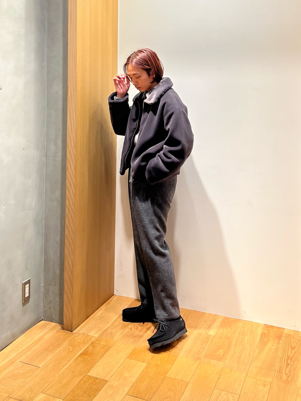 「フリース、冬アウター、最近のいい感じコーデ、モード、お出かけコーデ、スラックス、モノトーン、ブーツ、テーマパークコーデ、クリスマスに着たい服、チェック、マイベストコーデ2024、休日スタイル、シャツスタイル、きれいめカジュアル」｜「URBAN RESEARCHのエコファージップコート（その他アウター、グレー系）」を使った、UR_SkmK.さん（メンズ・167cm）の冬コーディネートの1枚目の写真