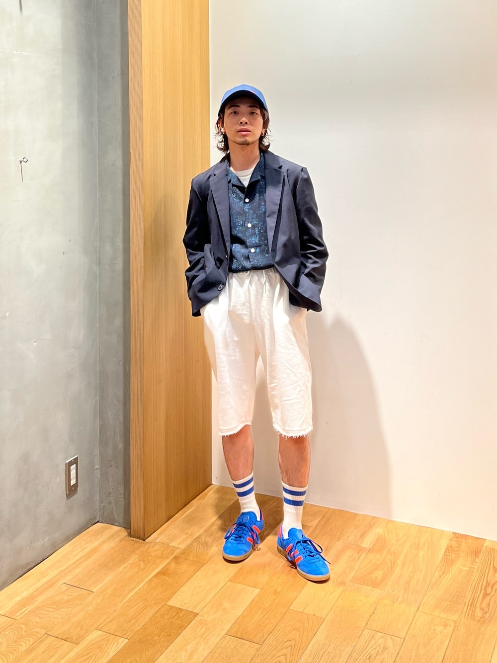 「プチプラ、きれいめカジュアル、フェスコーデ、夏だ！Tシャツ着よう！、さらっと晴れやかスナップ、レイヤードスタイル、夏コーデ、ハーフパンツ、スポーツミックス、シャツスタイル、ジャケットスタイル、淡色コーデ、シアートップス、お出かけコーデ、スニーカー」｜「URBAN RESEARCHの『UR TECH DRYLUXE』DRY LUXE 2B JACKET（その他アウター、ブルー系）」を使った、UR_SkmK.さん（メンズ・167cm）の夏コーディネートの1枚目の写真