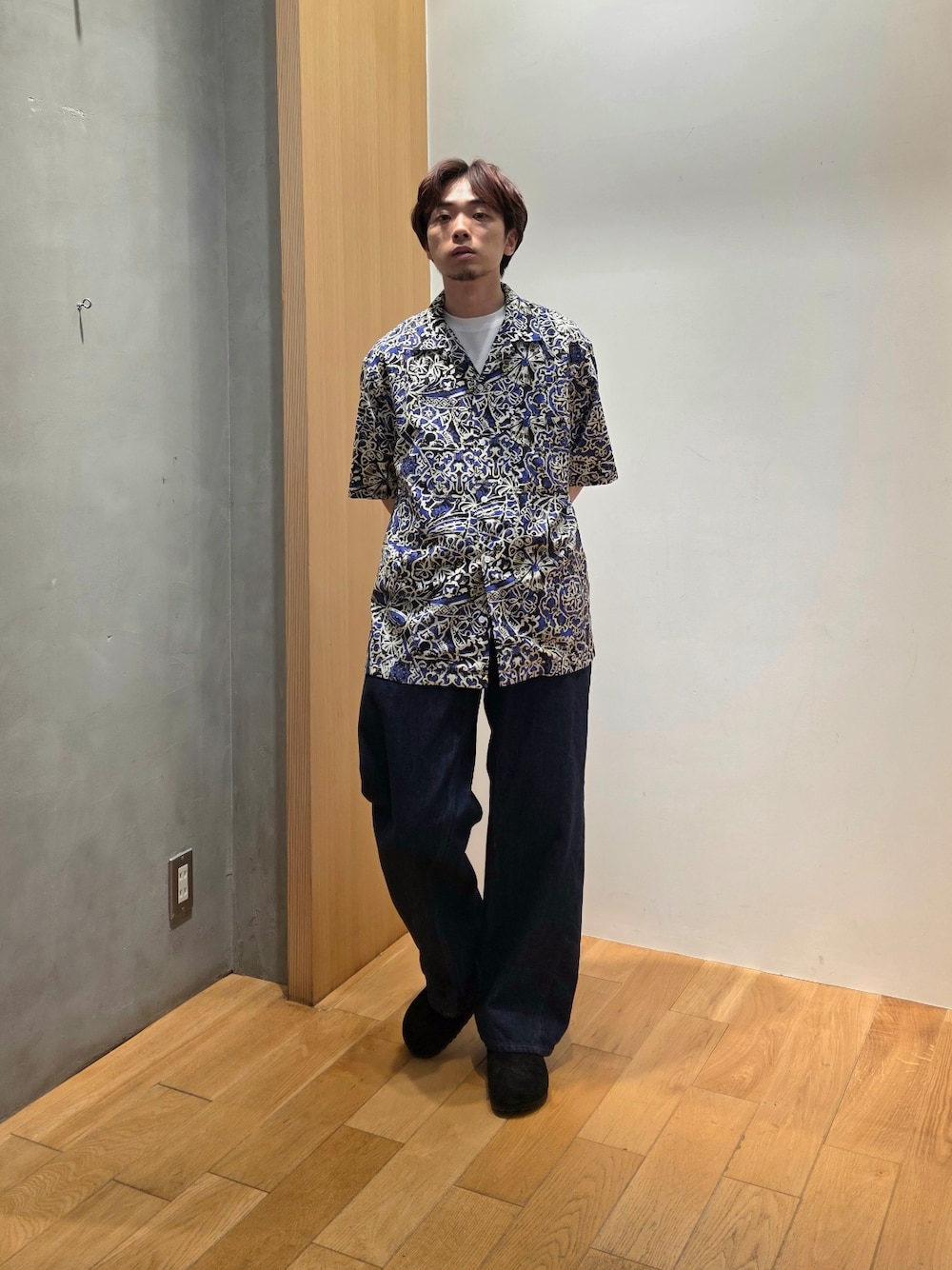 「柄シャツ、レイヤードスタイル、サンダル、白Tシャツ、モノトーン、デートコーデ、ストライプシャツ、淡色コーデ、きれいめカジュアル、デニム、Tシャツ、夏コーデ、シャツスタイル、シンプルコーデ、半袖シャツ」｜「URBAN RESEARCHのLONGCHAMP PRINT SHIRTS（シャツ/ブラウス、ブルー系）」を使った、UR_SkmK.さん（メンズ・167cm）の夏コーディネートの1枚目の写真
