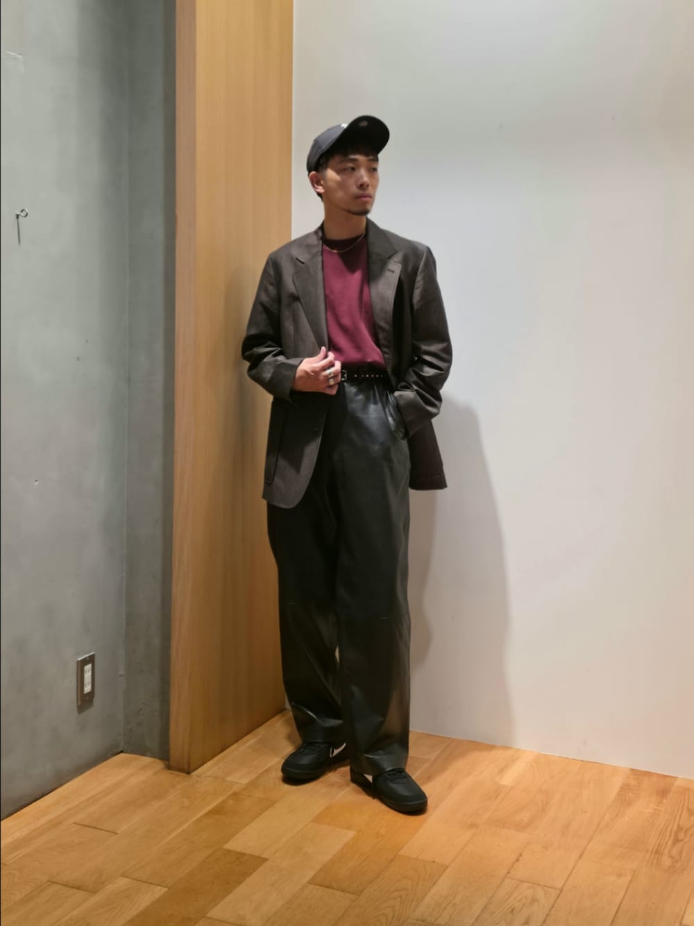 ブラウン系のその他アウター、レッド系のTシャツ/カットソー、ブラック系のその他パンツを着用したメンズの秋コーディネートの1枚目の写真