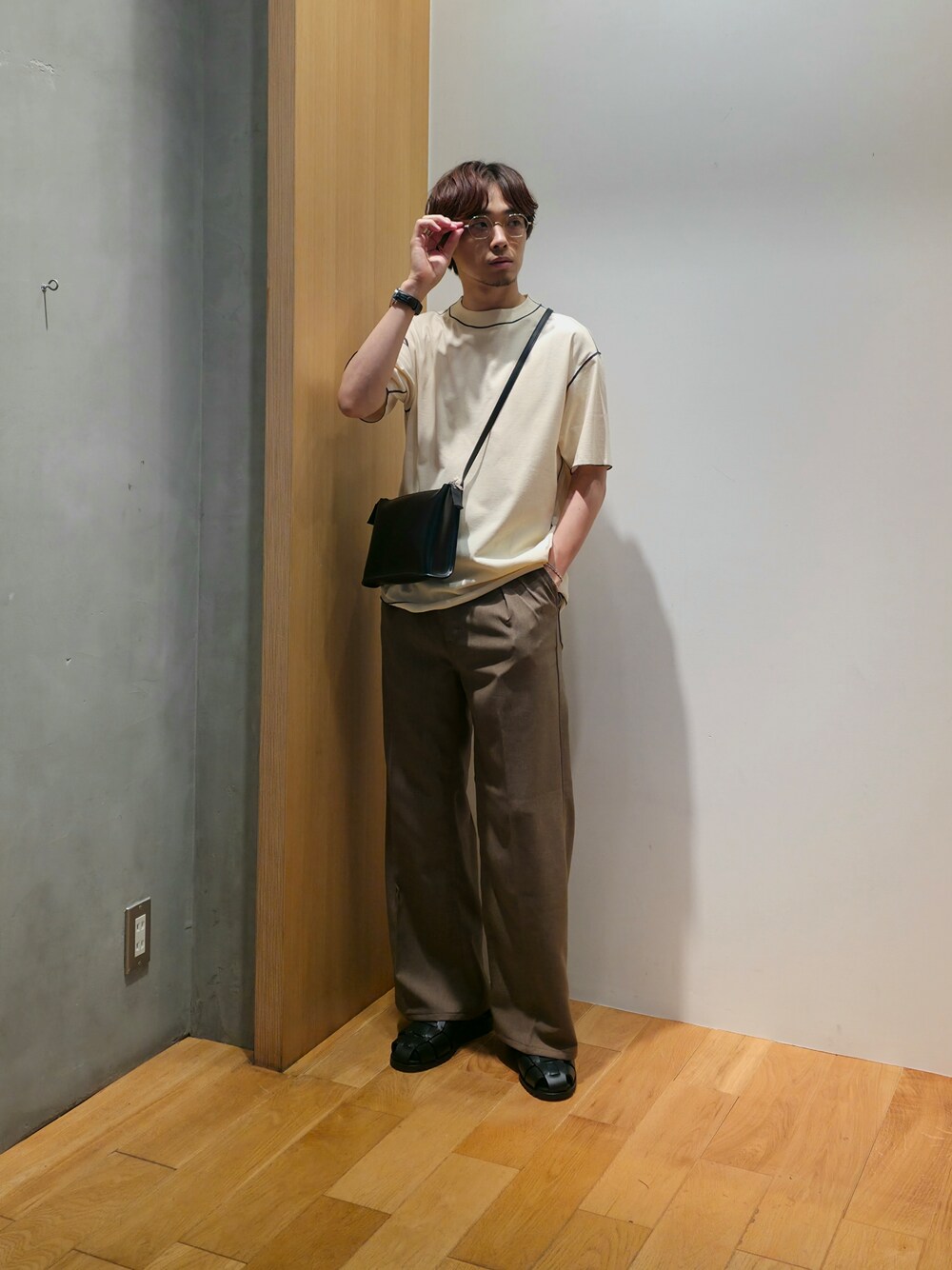 ホワイト系のTシャツ/カットソー、ブラウン系のその他パンツ、ブラック系のサンダルを着用したメンズの夏コーディネートの1枚目の写真