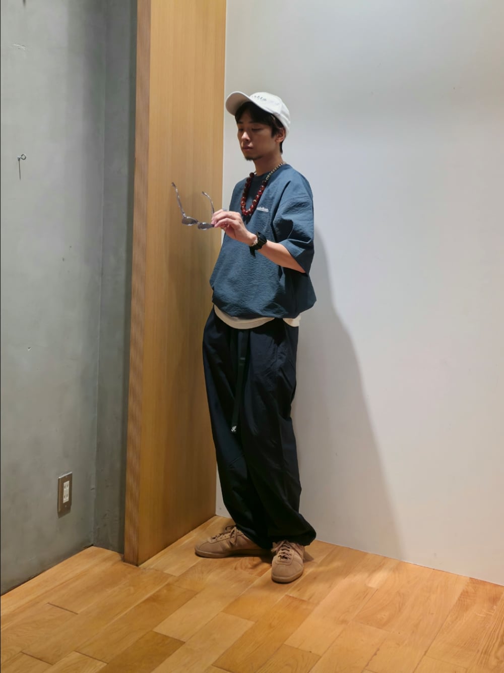 ブルー系のTシャツ/カットソー、ホワイト系のタンクトップ、ブルー系のその他パンツを着用したメンズの夏コーディネートの1枚目の写真