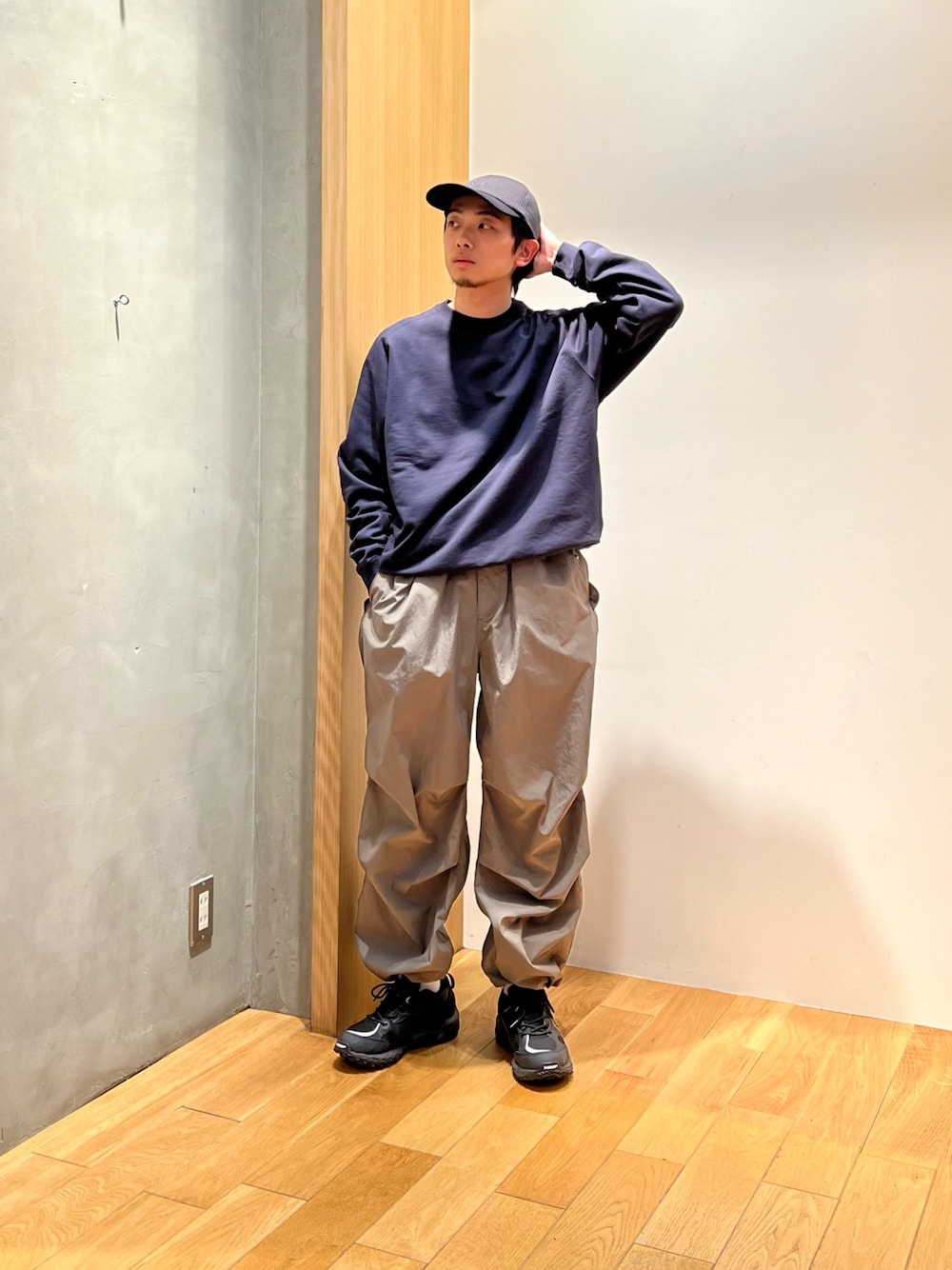 ブルー系のスウェット、グリーン系のその他パンツ、ブラック系のスニーカーを着用したメンズの冬コーディネートの1枚目の写真