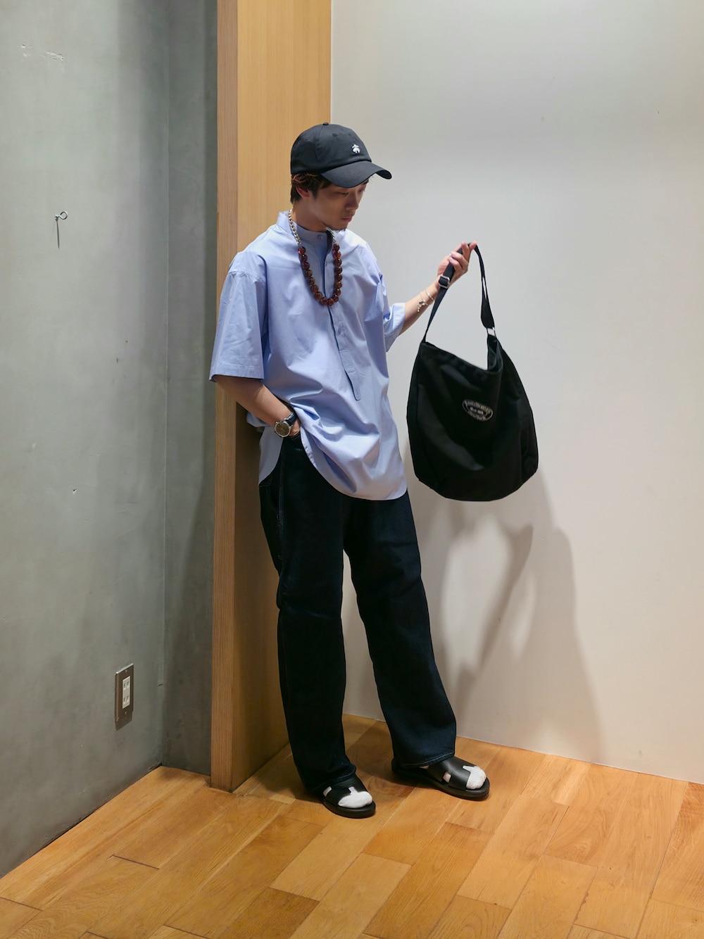 ブルー系のシャツ/ブラウス、ブラック系のショルダーバッグ、ブラック系のキャップを着用したメンズの夏コーディネートの1枚目の写真