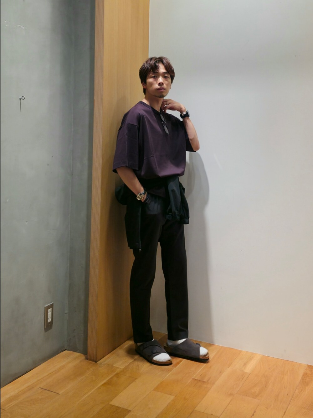 ブラック系のその他パンツ、グレー系のサンダル、ブラック系のナイロンジャケットを着用したメンズの夏コーディネートの1枚目の写真