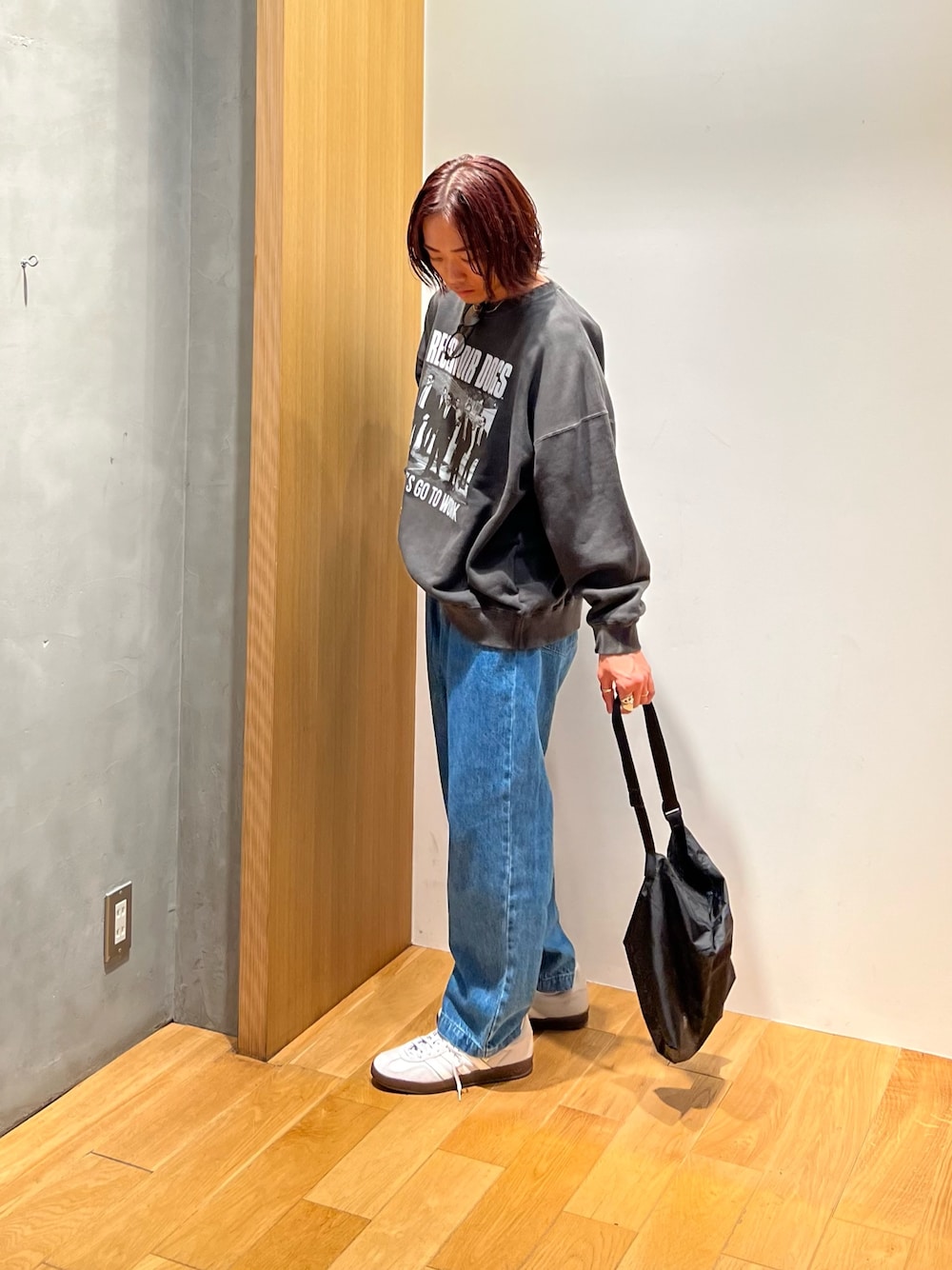 「スポーツミックス、秋コーデ、テーマパークコーデ、デートコーデ、スウェット、ショルダーバッグ、淡色コーデ、ハロウィン、スニーカー、お出かけコーデ、モノトーン、デニム、休日スタイル、ロゴスウェット、オトナカジュアル」｜「URBAN RESEARCHのURBAN RESEARCH iD　RESERVOIR DOGS SWEAT（スウェット、その他）」を使った、UR_SkmK.さん（メンズ・167cm）の秋コーディネートの1枚目の写真
