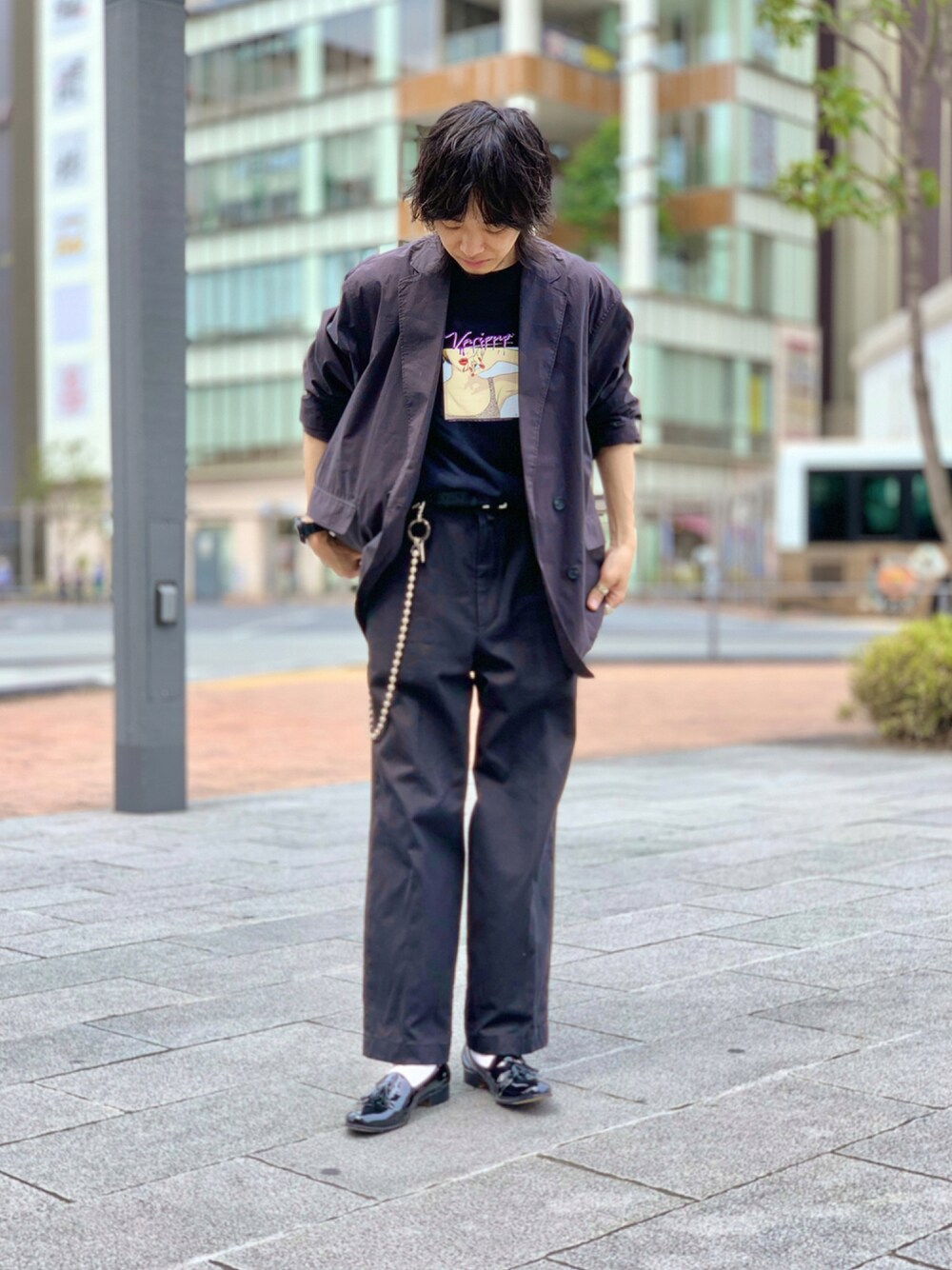 ブルー系のテーラードジャケット、ブラック系のTシャツ/カットソー、ブラック系のスラックスを着用したメンズの秋コーディネートの1枚目の写真