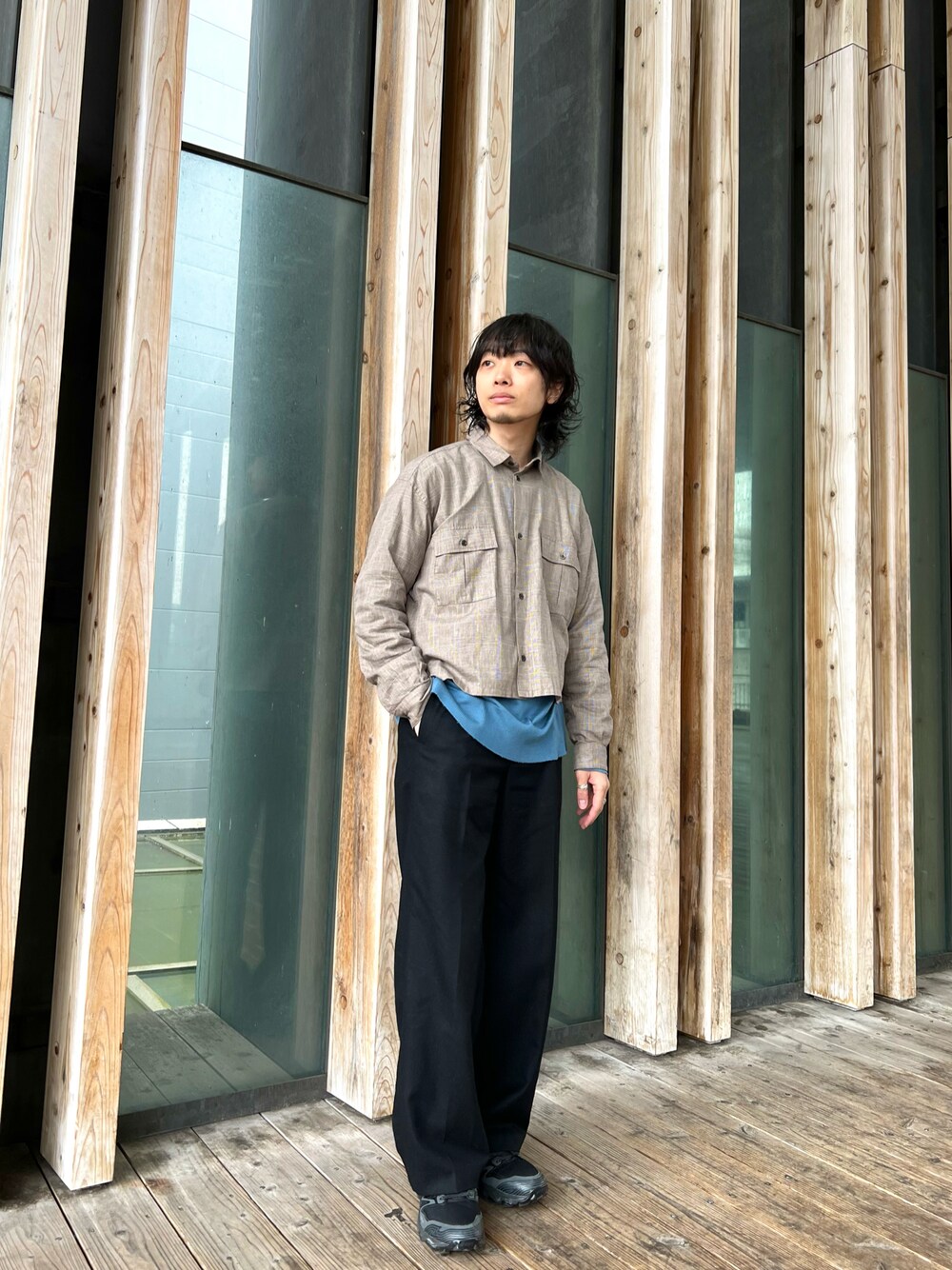 ベージュ系のシャツ/ブラウス、ブルー系のニット/セーター、ブラック系のその他パンツを着用したメンズの春コーディネートの1枚目の写真