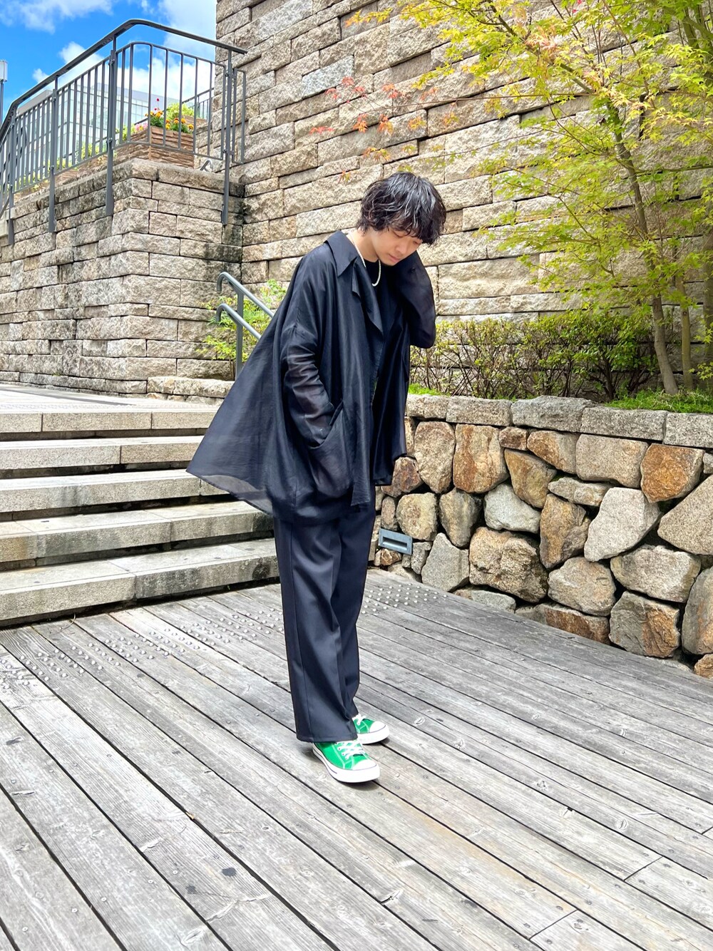 ブラック系のジャケット/アウター、ブラック系のTシャツ/カットソー、ブラック系のその他パンツを着用したメンズの夏コーディネートの1枚目の写真
