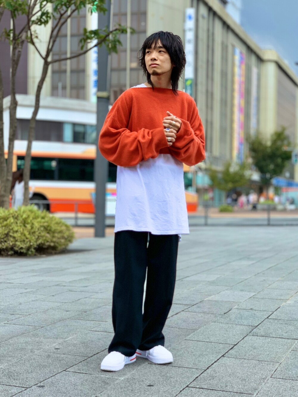 ホワイト系のTシャツ/カットソー、ブラック系のその他パンツ、ホワイト系のスニーカーを着用したメンズの秋コーディネートの1枚目の写真