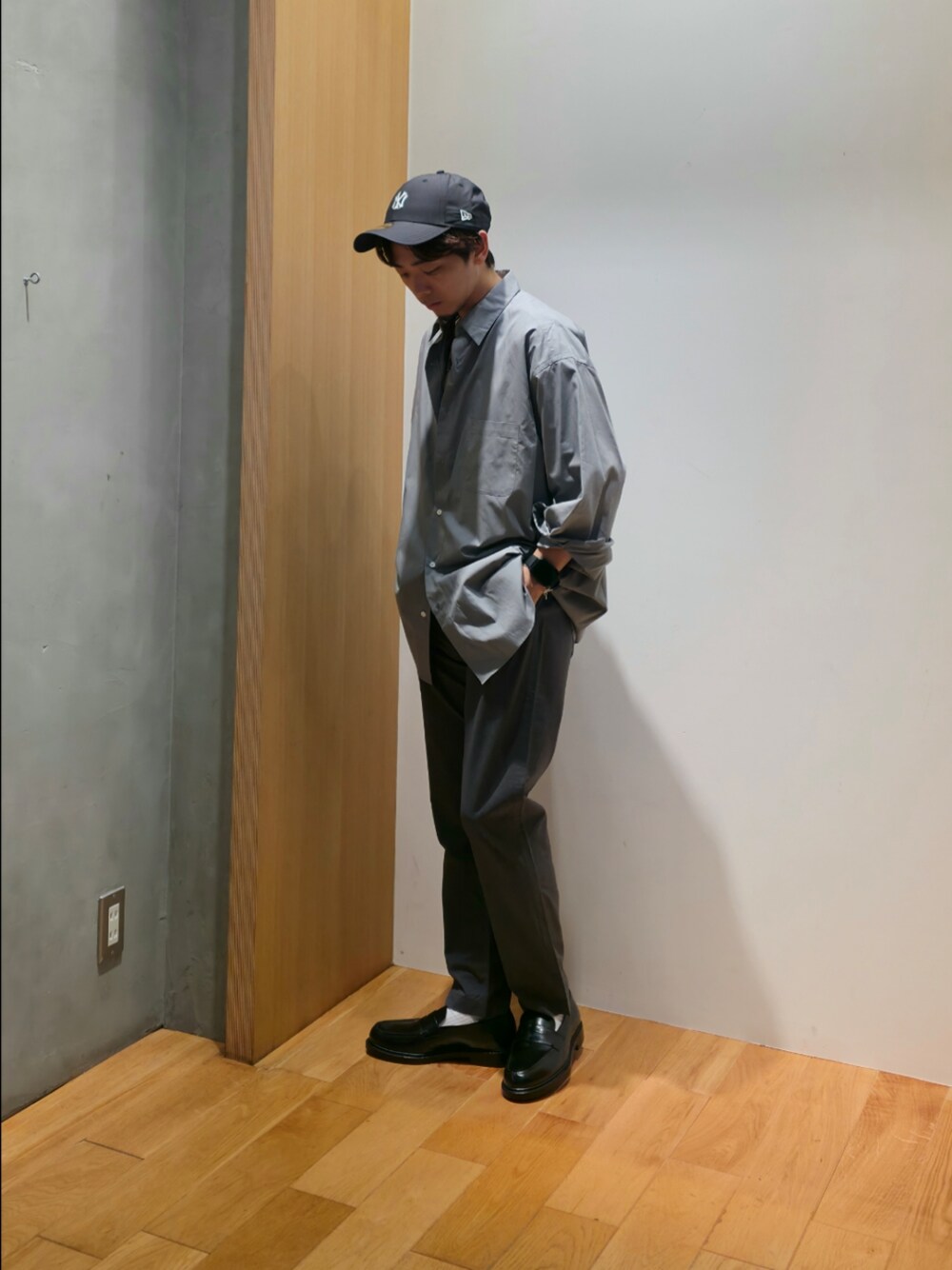 ブラック系のTシャツ/カットソー、グレー系のその他パンツ、ブラック系のドレスシューズを着用したメンズの夏コーディネートの1枚目の写真