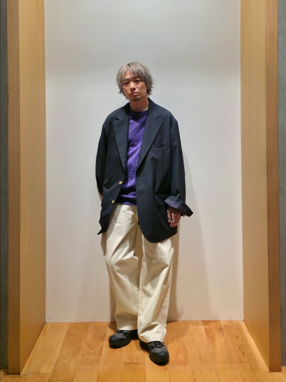 ブルー系のテーラードジャケット、パープル系のTシャツ/カットソー、ホワイト系のその他パンツを着用したメンズの夏コーディネートの1枚目の写真