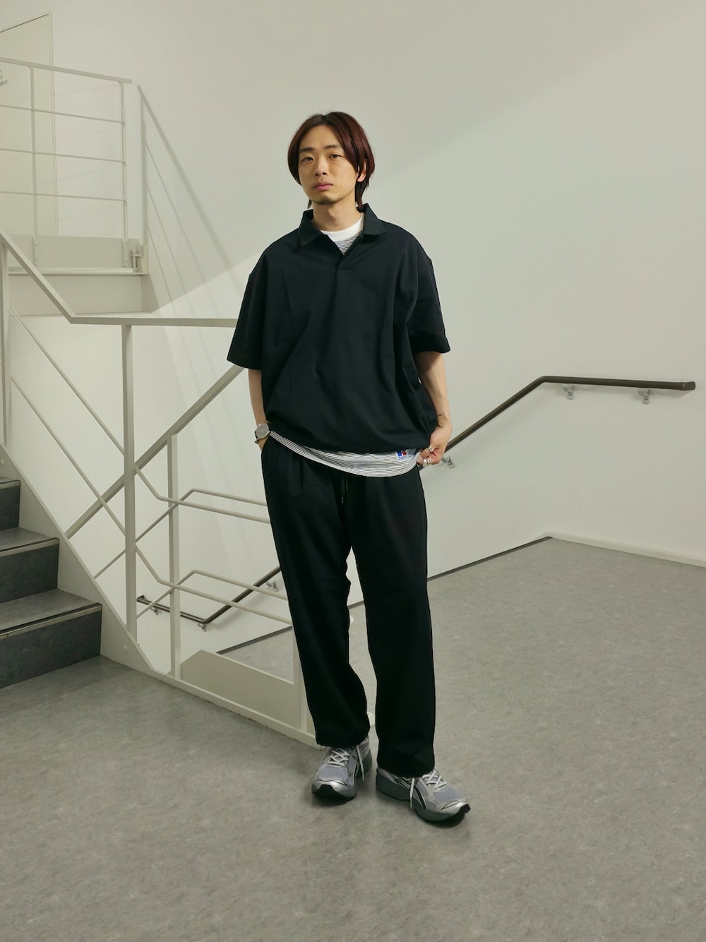 「大人カジュアル、休日スタイル、デートコーデ、ボーダー、スニーカー、お出かけコーデ、スラックス、アウトドアスタイル、モノトーン、スポーツミックス、セットアップ、春夏コーデ、シンプルコーデ、きれいめカジュアル、ポロシャツ」｜「URBAN RESEARCHのSHADE TECH ポロシャツ（ポロシャツ、ブルー系）」を使った、UR_SkmK.さん（メンズ・167cm）の春コーディネートの1枚目の写真