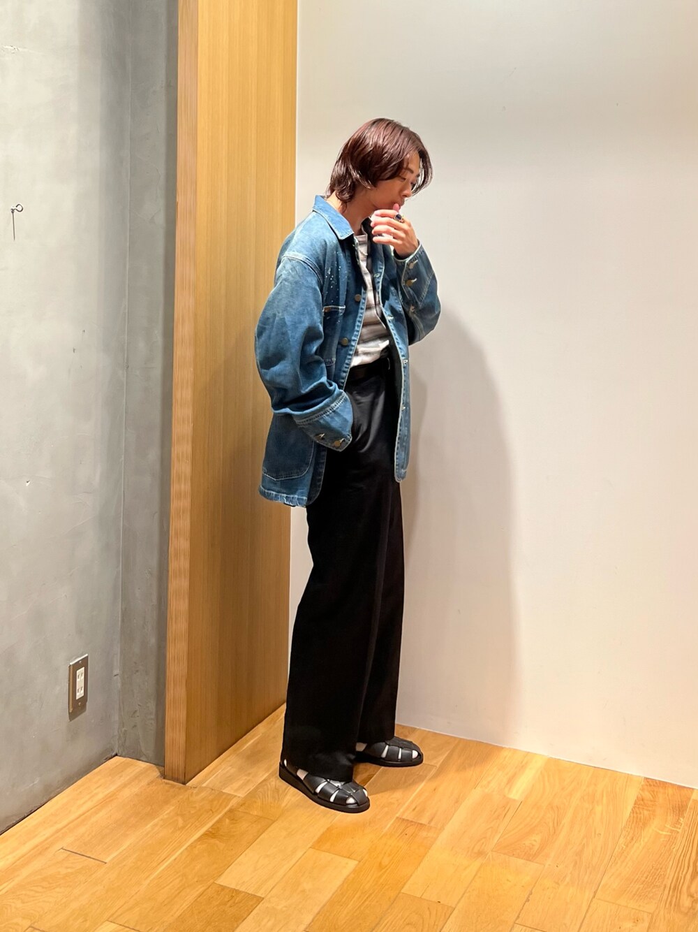 ブラック系のその他パンツ、グレー系のTシャツ/カットソー、ブルー系のデニムジャケットを着用したメンズの夏コーディネートの1枚目の写真