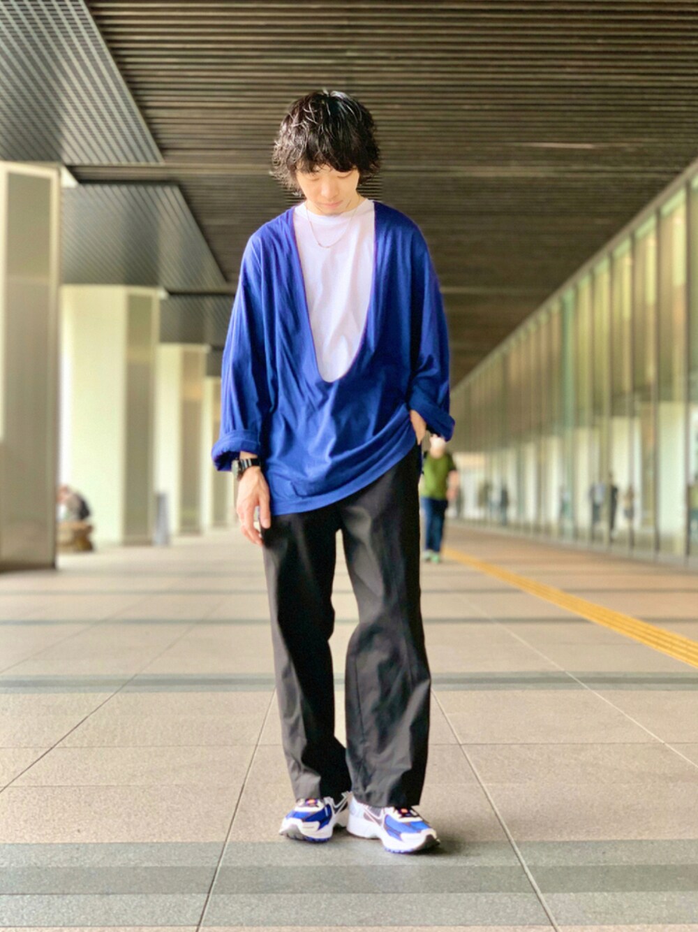 ブルー系のトップス、ホワイト系のTシャツ/カットソー、ブラック系のスラックスを着用したメンズの夏コーディネートの1枚目の写真