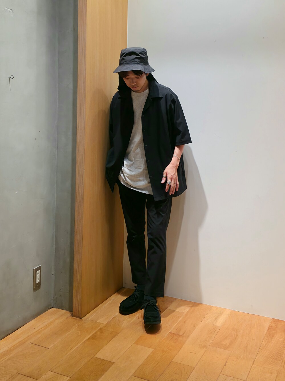 ブラック系のシャツ/ブラウス、グレー系のTシャツ/カットソー、ブラック系のその他パンツを着用したメンズの夏コーディネートの1枚目の写真