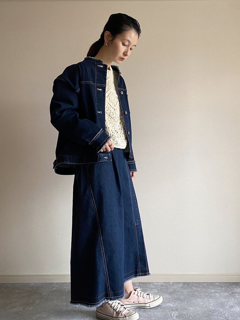 「大人カジュアル、デニムセットアップ、シンプルコーデ、デニムジャケット、デニムスカート、秋コーデ、ZARA、セットアップ、ZARAコーデ」｜「ZARAのアイテム（ニット/セーター、ホワイト系）」を使った、hirrroko14さん（レディース・164cm）の秋コーディネートの1枚目の写真