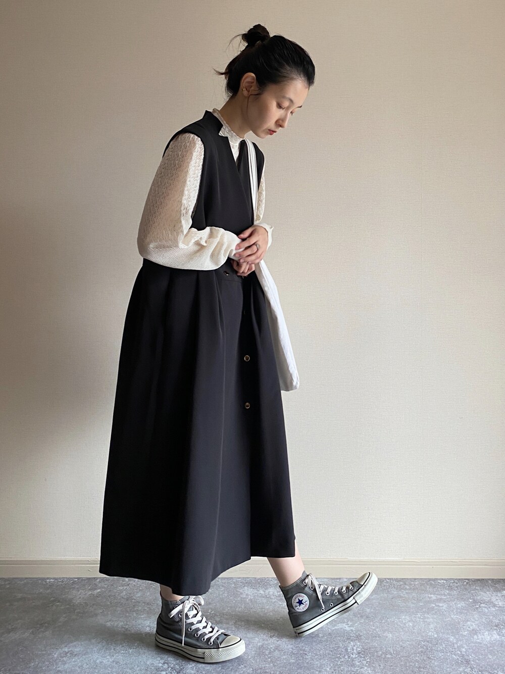 「秋トレンド2021、ロングベスト、レトロワンピース、ZARA、オトナカジュアル、きれいめカジュアル、大人コーデ、スニーカーコーデ、大人ガーリー」｜「ZARAのアイテム（ニット/セーター、ホワイト系）」を使った、hirrroko14さん（レディース・164cm）の秋コーディネートの1枚目の写真