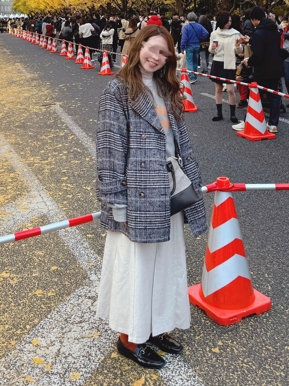 「秋冬コーデ、白スカート、スウェット、チェック、ピーコート、ローファー、オレンジ、lagemme」｜「CORSO ROMA，9のCORSO ROMA 9/ビットローファー（ローファー、ブラック系）」を使った、hamutanuuさん（レディース・158cm）の冬コーディネートの1枚目の写真