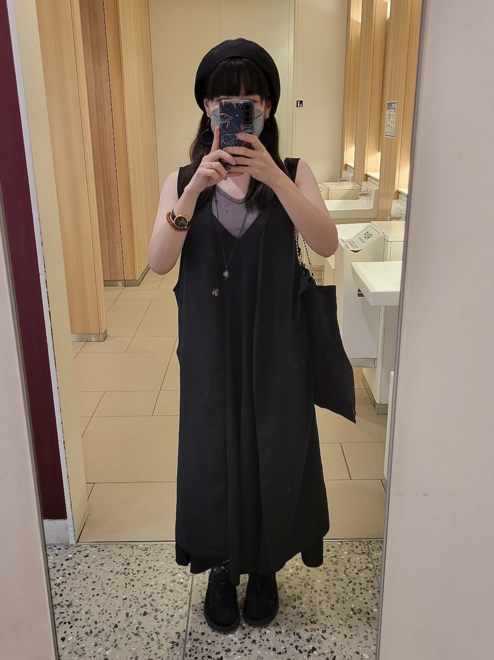 ブラック系のワンピース、ブラック系のベスト、ブラック系のトートバッグを着用したレディースの秋コーディネートの1枚目の写真