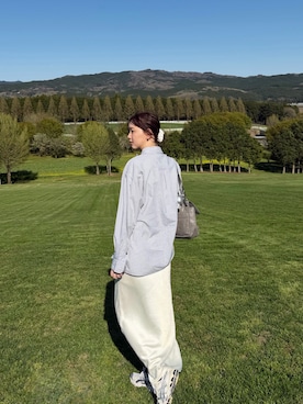 「Firsthand（ファーストハンド）のMA Firsthand/マ ファーストハンド BASIC LOGO STRIPE SHIRT / ベーシックロゴストライプシャツ（シャツ/ブラウス、ブルー系）」を使った、江野沢愛美 さん（レディース・173cm）の春コーディネート