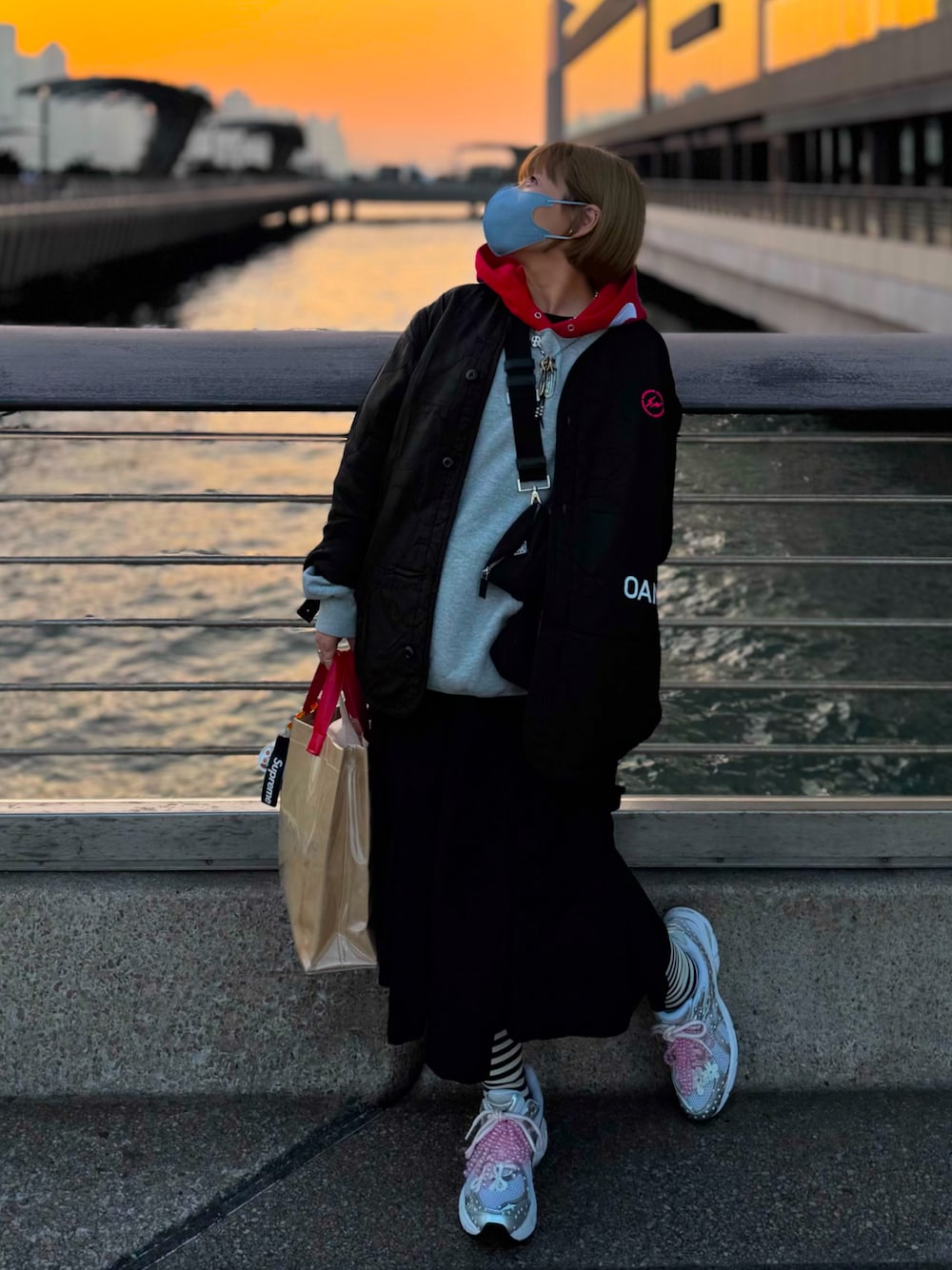 「冬コーデ、おしゃれさんと繋がりたい、COMME des GARCONS、COMME des GARCONS GIRL、supreme、fragmentdesign、asics」｜「fragment designのアイテム（ナイロンジャケット、ブラック系）」を使った、上野放鬆さん（レディース・150cm）の冬コーディネートの1枚目の写真