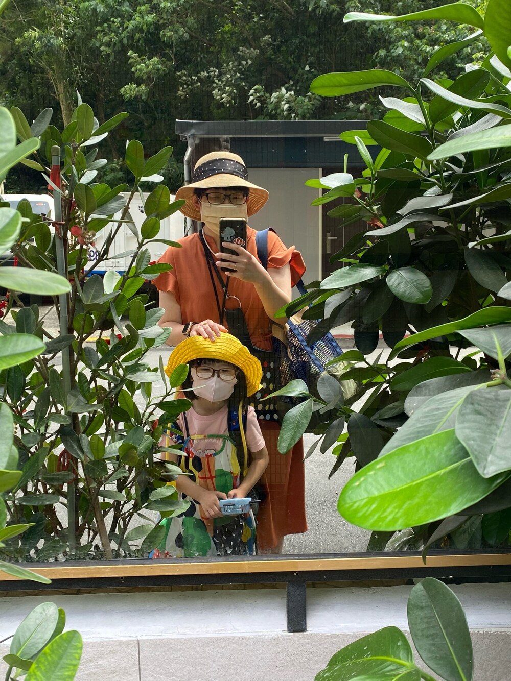 オレンジ系のワンピースを着用したレディースの春コーディネートの1枚目の写真