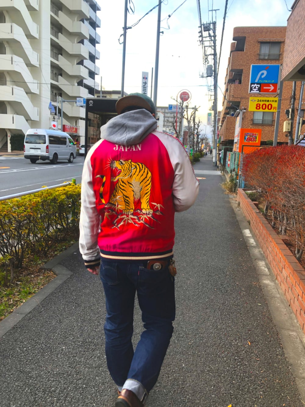 「スカジャン、デニム、リーバイス、TAILOR TOYO、アメカジ、Levi's、RED WING、お洒落さんとつながりたい、シンプル、いいね、save、フォローお願いします🤑、パーカー、GU、革靴、紅白コーデ、デニムっていいよね」｜「LEVI'S VINTAGE CLOTHINGのアイテム（デニムパンツ、ブルー系）」を使った、おすーやん【相互】さん（メンズ・172cm）の冬コーディネートの1枚目の写真