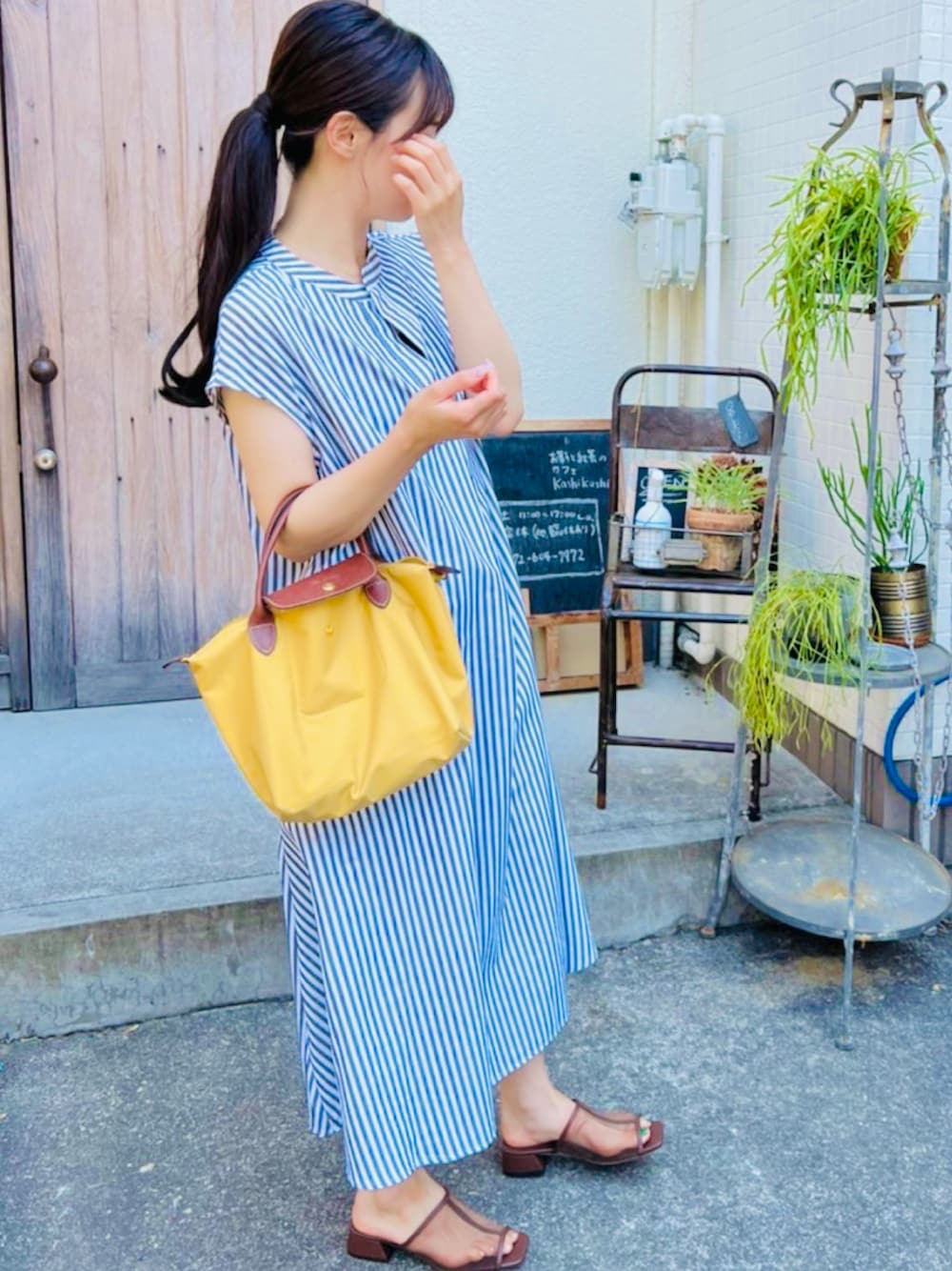 「夏コーデ、ワンピース、ストライプワンピース、ワンピーススタイル、ポニーテール、ポニーテールウィッグ、シャツワンピ、ストライプシャツワンピ、カフェ、カフェ巡り、ランチ」｜「LONGCHAMPの【LONGCHAMP】 ロンシャン LE PLIAGE ハンドバッグS　1621（ハンドバッグ、イエロー系）」を使った、mizukiさん（レディース・155cm）の夏コーディネートの1枚目の写真