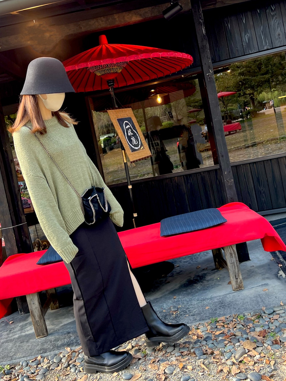 「京都、京都カフェ、楽チンコーデ、京都カフェ巡り、秋コーデ、スリットスカート、シンプルスタイル、お出かけコーデ、チューリップハット、エンジニアブーツ、ショートブーツ」｜「mysticのフェルトチューリップハット（ハット、ブラック系）」を使った、mizukiさん（レディース・155cm）の秋コーディネートの1枚目の写真