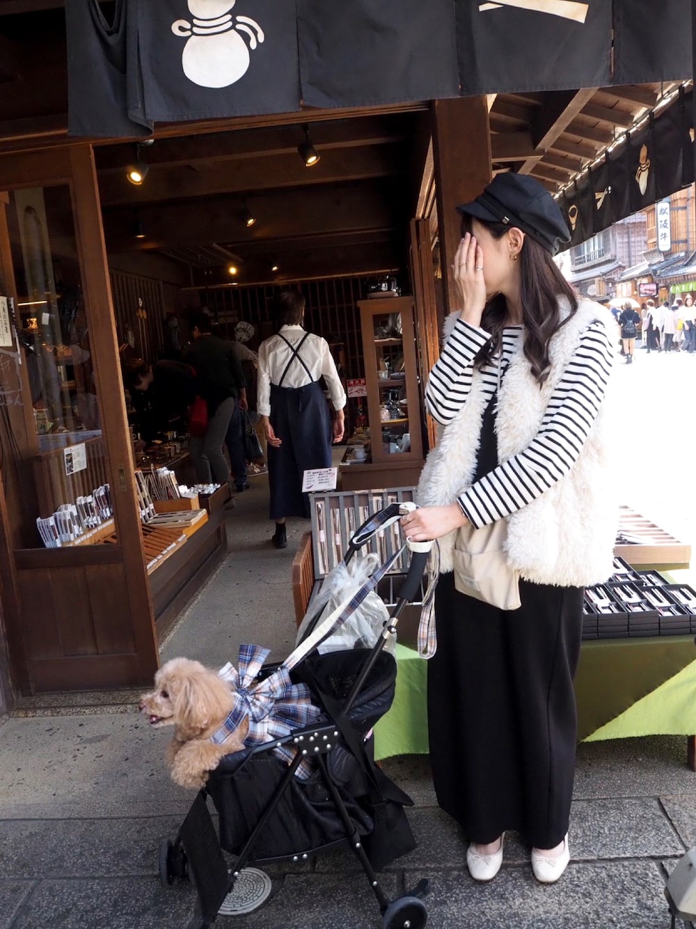 「愛犬、歩く日、ボーダー、秋服コーデ、大人かわいい、ラクチンコーデ、ワンピース、オトナ女子、ファーベスト、らくちん、旅行、伊勢神宮」｜「CA4LAのアイテム（キャスケット、ブラック系）」を使った、mizukiさん（レディース・155cm）の秋コーディネートの1枚目の写真