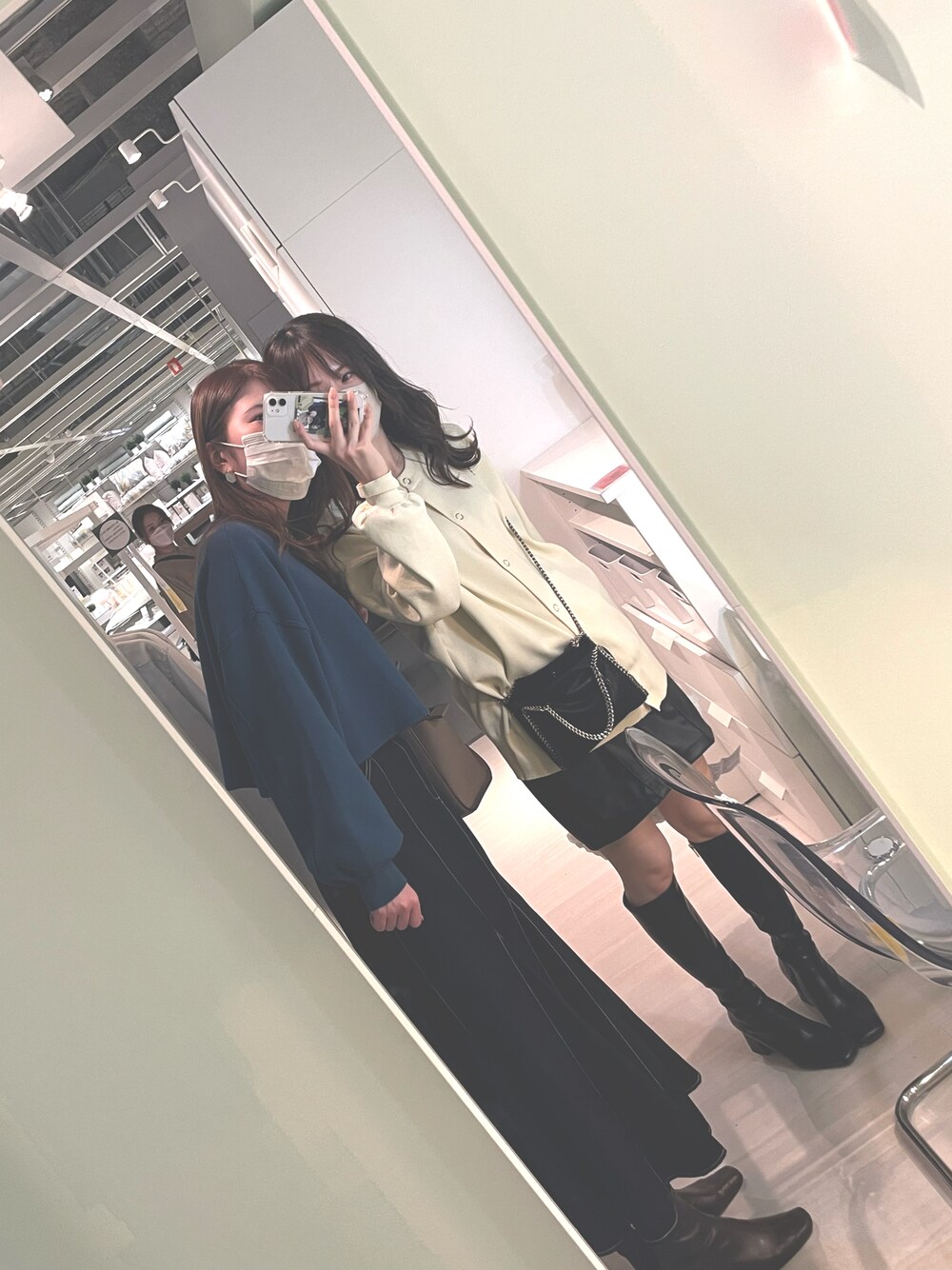 「IKEA、ロングブーツ、カーディガン」｜「DISCOATの【前後2WAY】ライトスポンディッシュカーディガン（カーディガン/ボレロ、ホワイト系）」を使った、mizukiさん（レディース・155cm）の春コーディネートの1枚目の写真