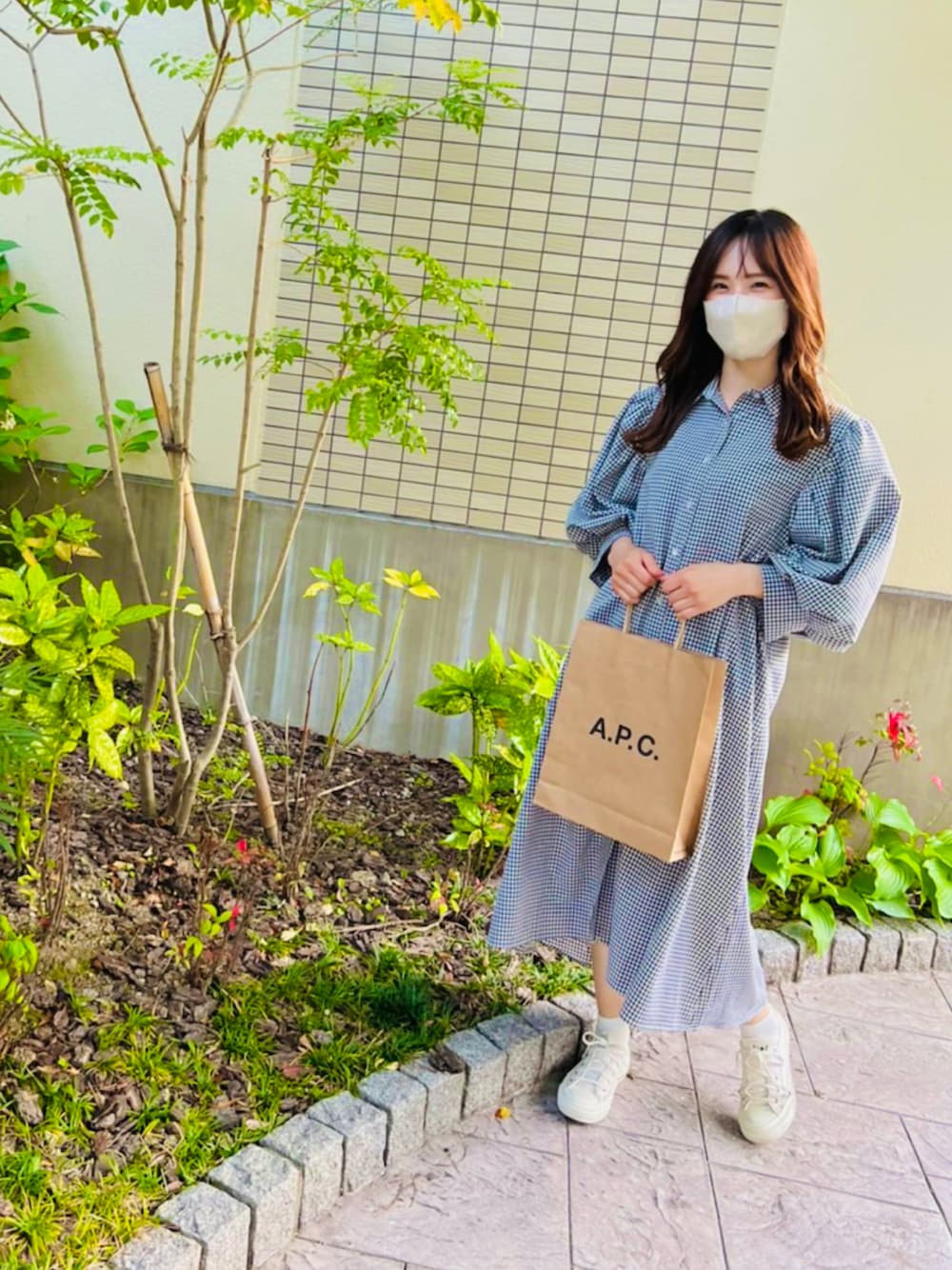 「お出かけコーデ、シンプル、大人女子、スニーカーコーデ、今日のコーデ、ワンピース、ワンピース×スニーカー、ギンガムチェック、ギンガムチェックワンピース、パフスリーブワンピース、パフスリーブ、餃子フェス」｜「CONVERSEのアイテム（スニーカー、ホワイト系）」を使った、mizukiさん（レディース・155cm）の春コーディネートの1枚目の写真