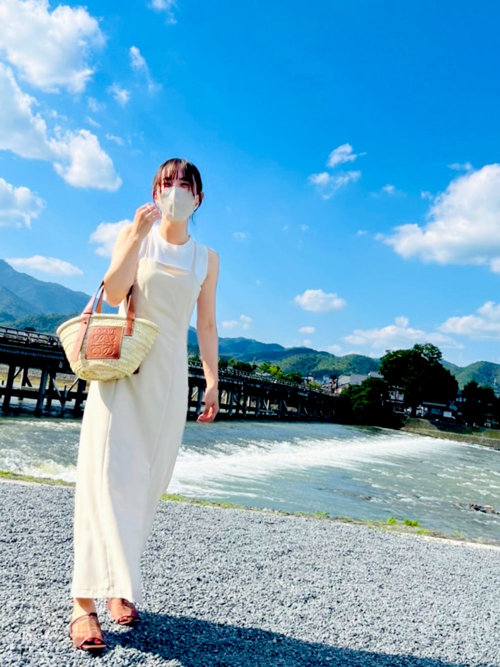 「夏、シンプル、オトナカジュアル、ロングワンピース、キャミワンピ、骨格ウェーブ、京都、嵐山、ハンドバッグ、かごバッグ、LOEWE」｜「LOEWEのバスケットバッグ スモール (ヤシの葉＆カーフ)（かごバッグ、ベージュ系）」を使った、mizukiさん（レディース・155cm）の夏コーディネートの1枚目の写真