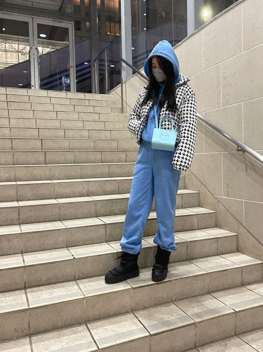 「休日スタイル、ootd、シンプル、韓国ファッション、水色、千鳥柄、海外系ファッション、ラフ」｜「H&Mのアイテム（シューズ、ブラック系）」を使った、ｊｕｎａさん（レディース・162cm）の冬コーディネートの1枚目の写真