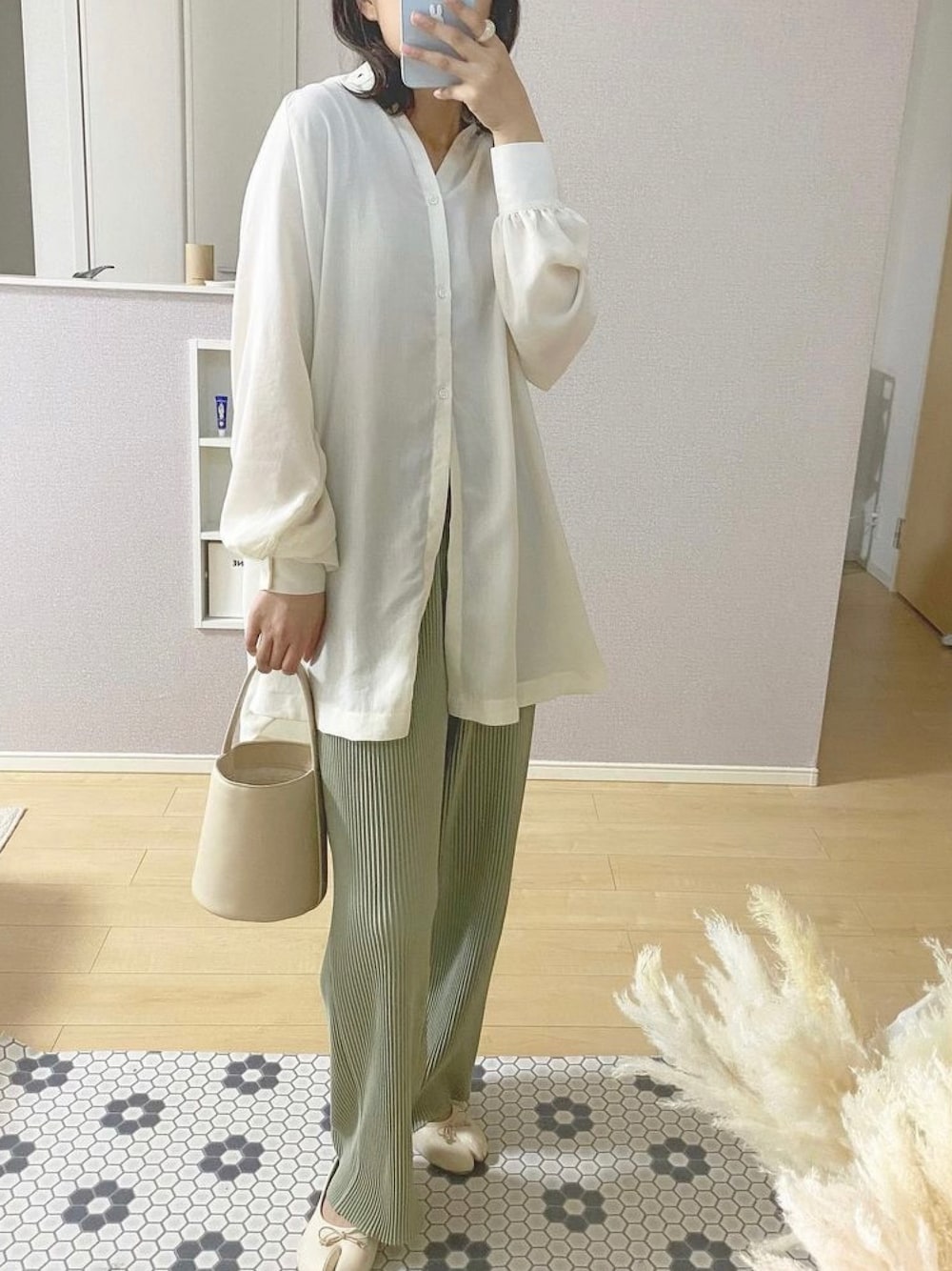 「BONLECILL、セルフカットパンツ、リブパンツ、バンドカラーシャツ、プチプラコーデ、シアーシャツ、ubyspickspan、春コーデ、淡色コーデ、淡色女子、今日のコーデ、カジュアルコーデ、大人カジュアル、足袋バレエ、ごきげんウィーク」｜「U by SPICK&SPANのU×MIRAI.Mコラボバケツ型バッグ2◆（バッグ、ホワイト系）」を使った、たまきさん（レディース・161cm）の春コーディネートの1枚目の写真