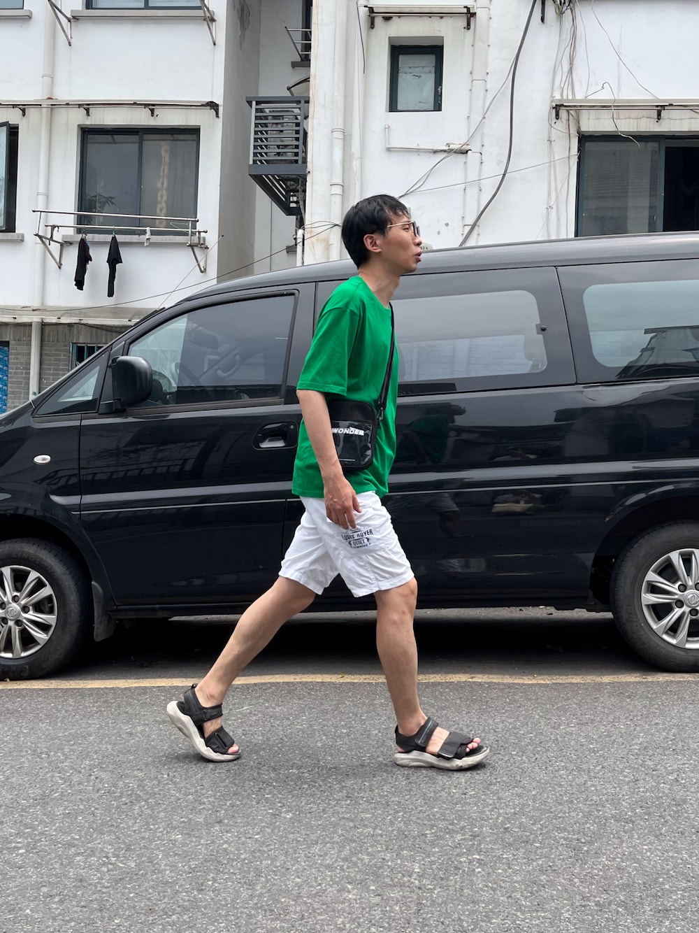 「夏コーデ、ラフコーデ、お出かけコーデ、夏、メガネ男子、オトナカジュアル、夏日、绿色、通勤コーデ、通勤スタイル、通勤穿搭、男生穿搭、今日のコーデ」｜「PEACEBIRDのアイテム（Tシャツ/カットソー、グリーン系）」を使った、Davidさん（メンズ・178cm）の夏コーディネートの1枚目の写真