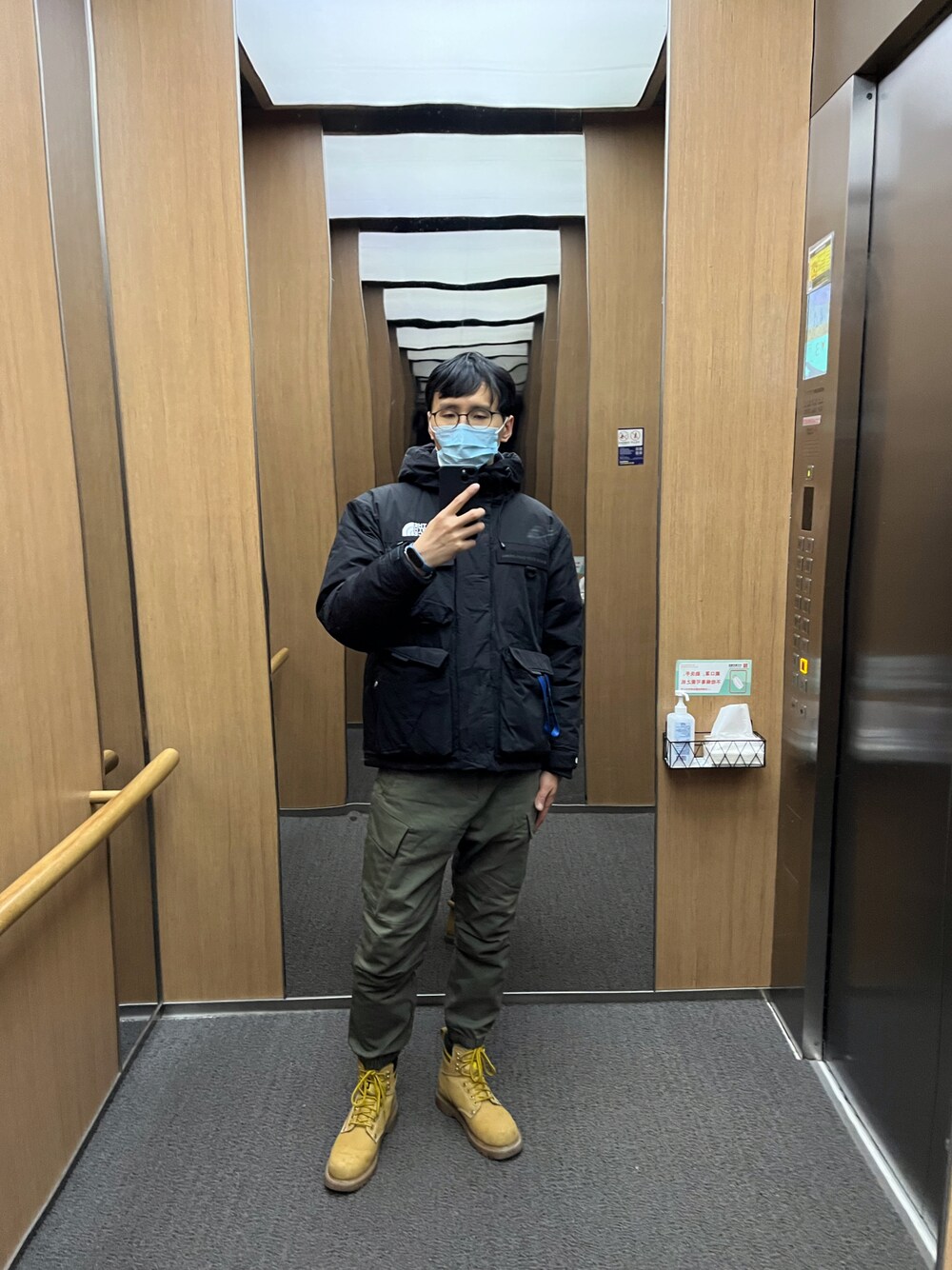 「hang zhou、休日コーデ、ootd、穿搭日記、穿搭分享、男生穿搭、通勤コーデ、今日のコーデ」｜「THE NORTH FACEのアイテム（ダウンジャケット/コート、ブラック系）」を使った、Davidさん（メンズ・178cm）の春コーディネートの1枚目の写真